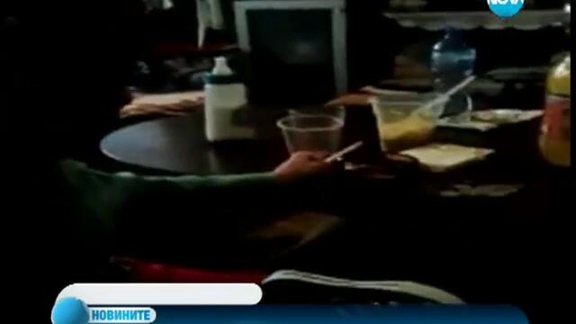 Скандално видео Майка учи децата си да пушат