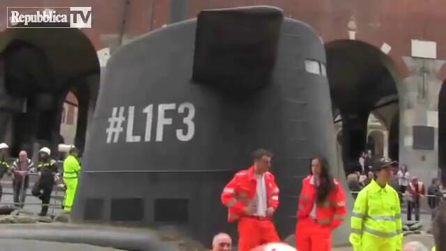 Подводница изплува на улица в Милано