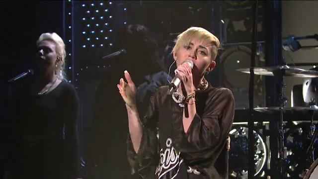 Miley Cyrus - Wrecking Ball (Live On SNL)