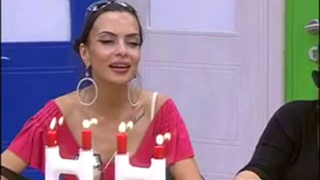 Vip Brother Bulgaria 2013  / 07.10.2013 - Лияна пее &quot;Девойко мари хубава&quot;