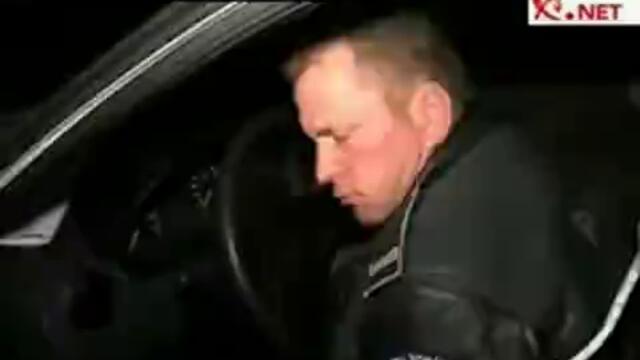 пиян полицай спи в патрулка
