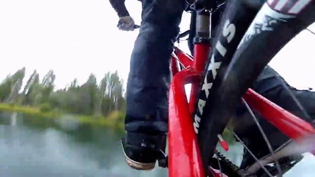 Лудаци скачат със колела от рампа във езеро