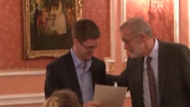 "уикилийкс" разпространи първия видеозапис на Сноудън