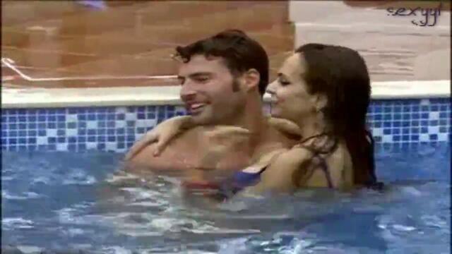 Лияна и Мариан се прегръщат в басейна  Vip Brother 2013