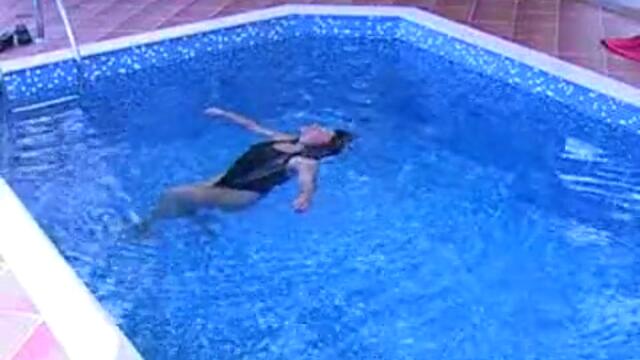 Ваня плува в басейна VIP BROTHER