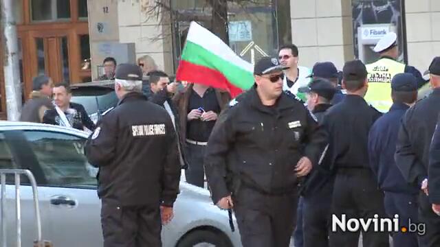 Протестиращи освиркват Народното събрание