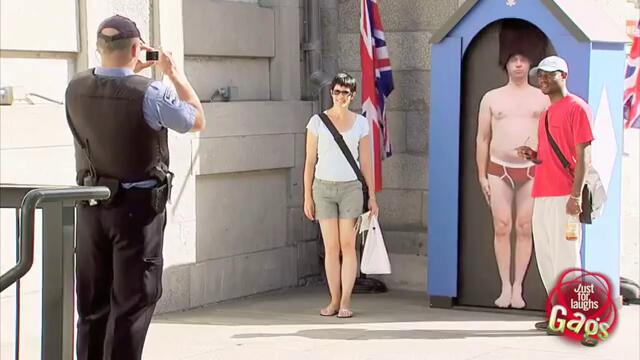 Скрита камера - British Underwear Guard Prank
