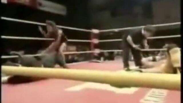 Кечист хваща мацка за интимните части и получава бурни аплодисменти