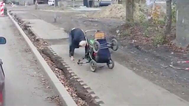 Пиян руснак управлява детска количка - Смях!