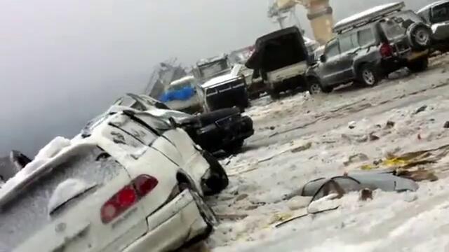 Морска буря помете 52 автомобила качени на кораб