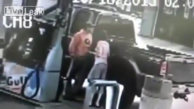 Мъж запали жива жена си на бензиностанция