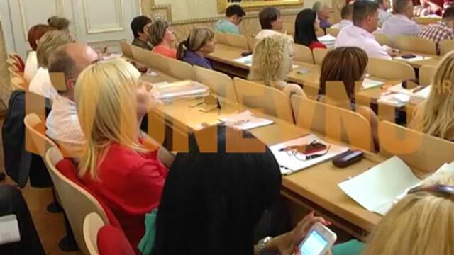 Камера засне депутатка да пише мръсни есемеси по време на сесия