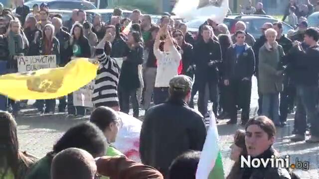 Десетки хиляди връчват оставката на Орешарски пред Министерски съвет