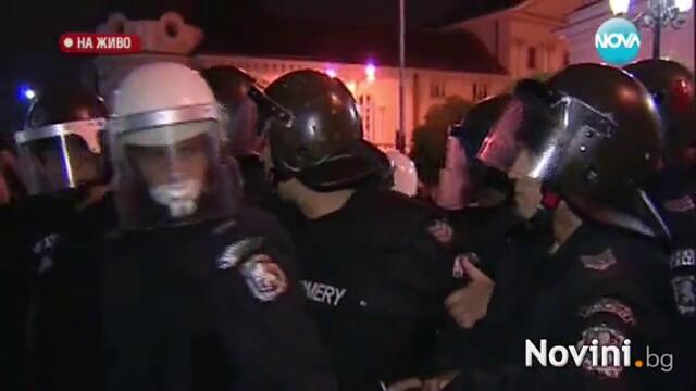 Протестиращи разкъсаха загражденията пред НС и атакуваха сградата!