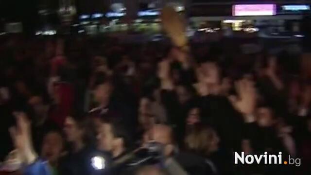 Полицията едва удържа натиска на протестиращите