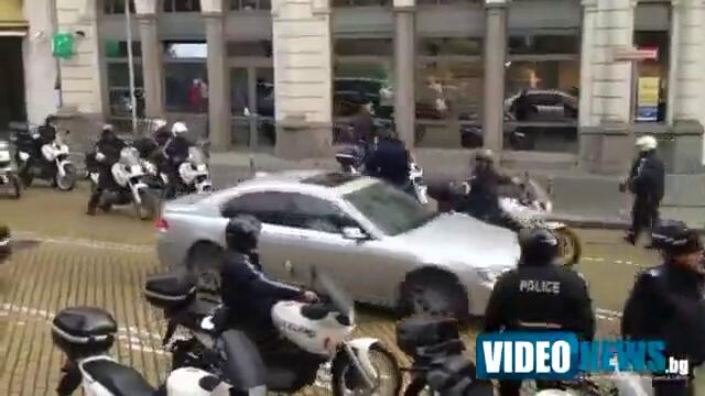 Новини 13.11.2013 г. България / Екшън по време на Протестите - Скачане върху колата на депутата Кутев