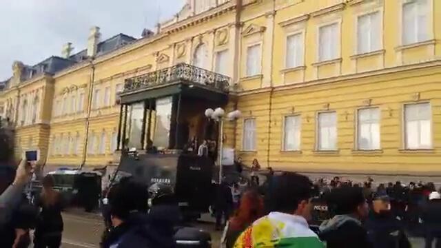 Момче скочи върху колата на Кутев