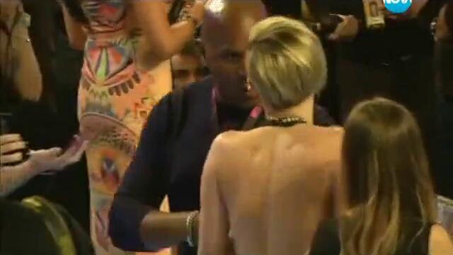 Майли Сайръс запали цигара с канабис на наградите на Mtv