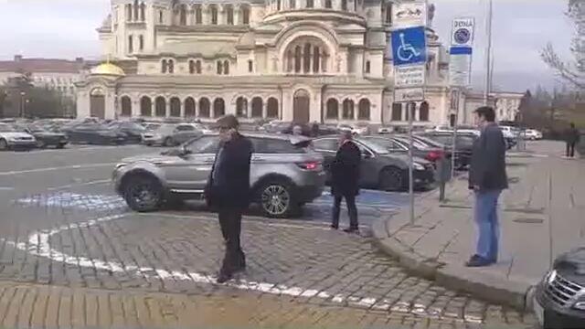 Данчо''ментата''паркира автомобила си на място за инвалиди