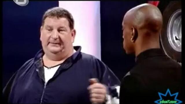 Мъж балансира автомобил на главата си''рекордите на Гинес''