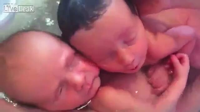 Новородени бебета си мислят че са в корема на майка си