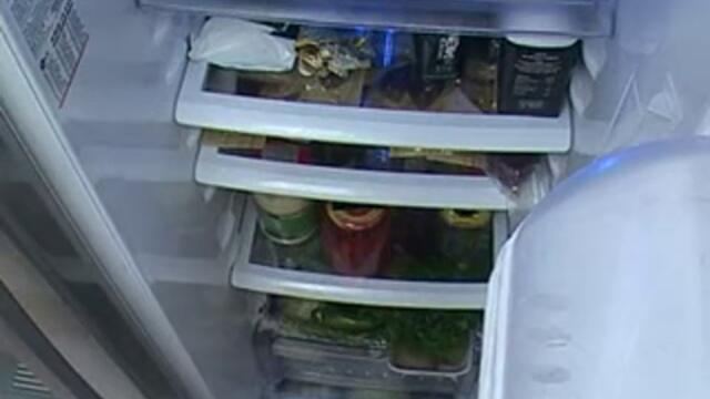Райна проверява хладилника  - Биг Брадър 2013
