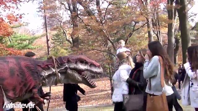 Разходка в парка с динозавър
