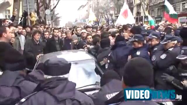 Бутане на автомобил - полиция vs. студенти, мегафон предупреждава протестиращите