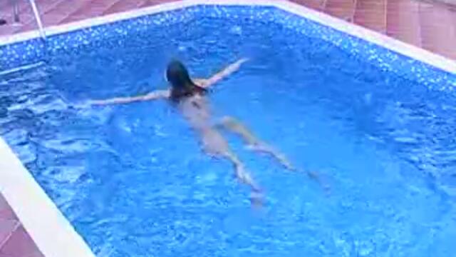 Злати плува в басейна - Биг Брадър 2013