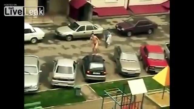 Чисто гол мъж скача върху колите в паркинг и се преби [ВИДЕО]