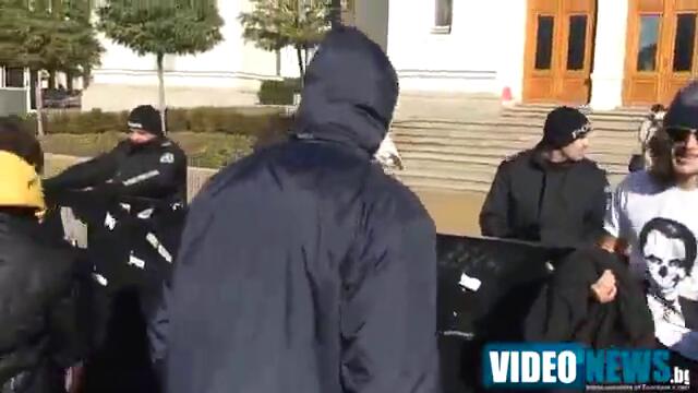 Неизлъчвани кадри: Йоло Денев щурмува оградите на Парламента