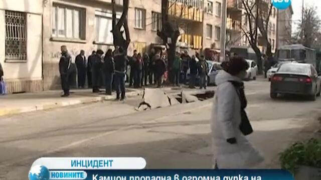Камион пропадна в огромна дупка във Враца