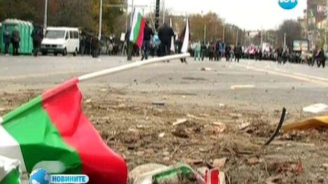 Деца смятат колко кебапчета и знаменца се раздават на митинг