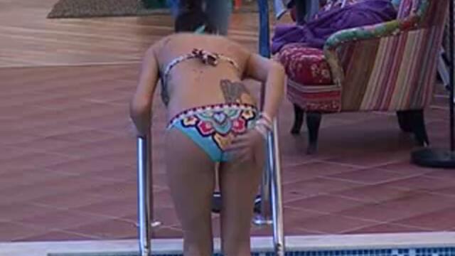 Златка гола в басейна BIG BROTHER