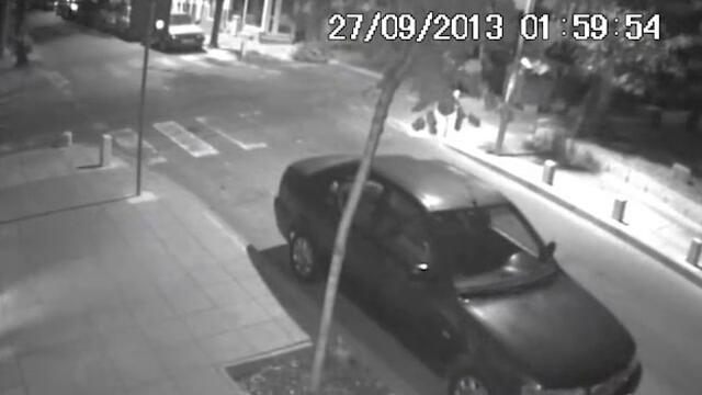 Ексклузивно видео: Мъже разбиват камерите на около “Тексим Банк” в Бургас