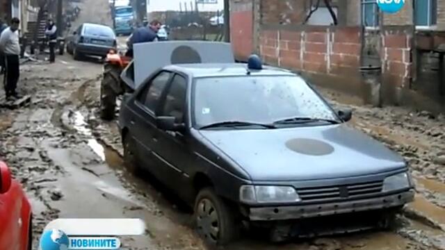Жителите на село Михнево се движат по коловози от кал