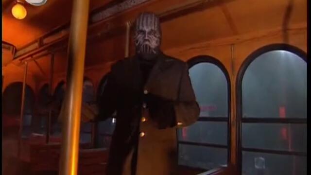 Магът показва какво трябва да направим с тролеите - да ги телепортираме