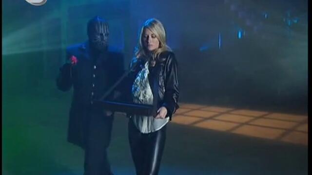 Магът прокарва ръка през Асистентката си - Разбулените Тайни на Магията