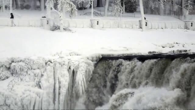 Замръзналият водопад Ниагара в Северна Америка - Кадри - 1