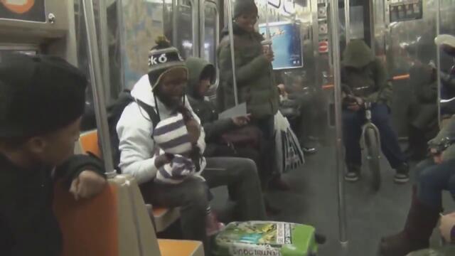 Вентрилоквист сваля момичета в метрото !