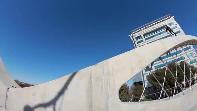 Мат Олсън кара върху арките на мост в Тексас