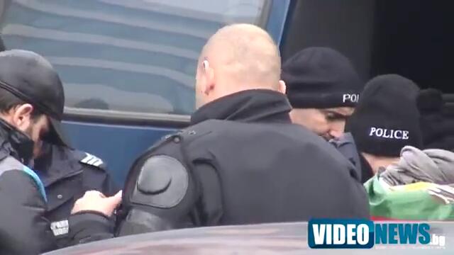 Арестуваха Петното и компания пред Парламента