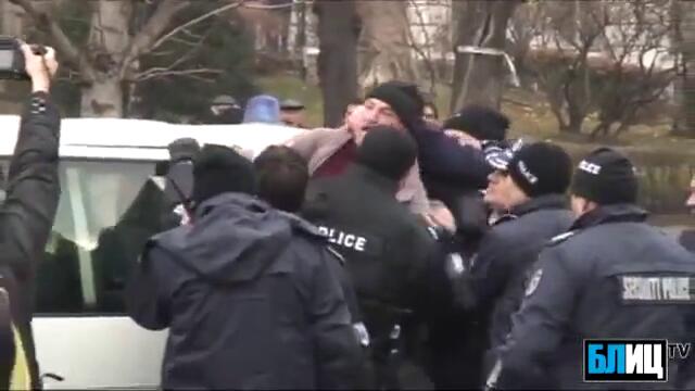 Арестуваха протестър и той изригна