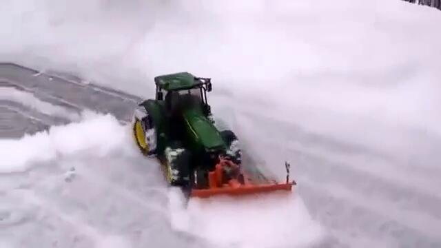 Мини трактор чисти сняг