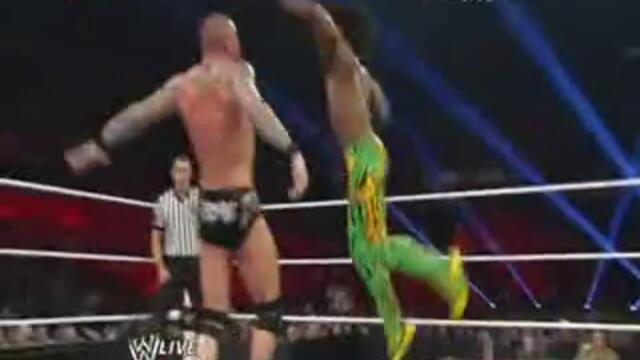 Randy Orton напада Бащата на John Cena след загубата си от Kofi Kingston - Wwe Raw 13114 vs