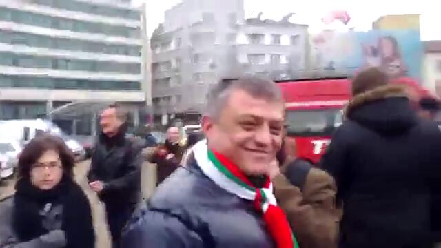 Петното и възрастна жена на протеста