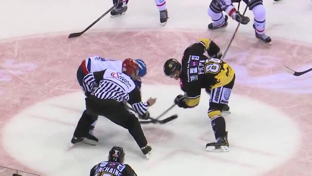 Хокеен играч с бърз трик помогна спортсменски на съотборникът си!