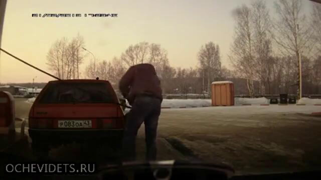Смях ... Руснак зарежда на бензиностанция