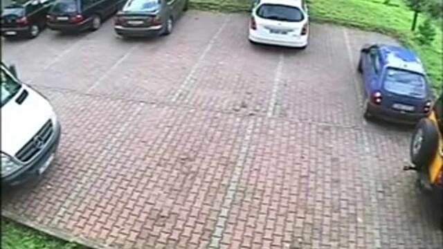 Жена шофьор излиза от паркинг!