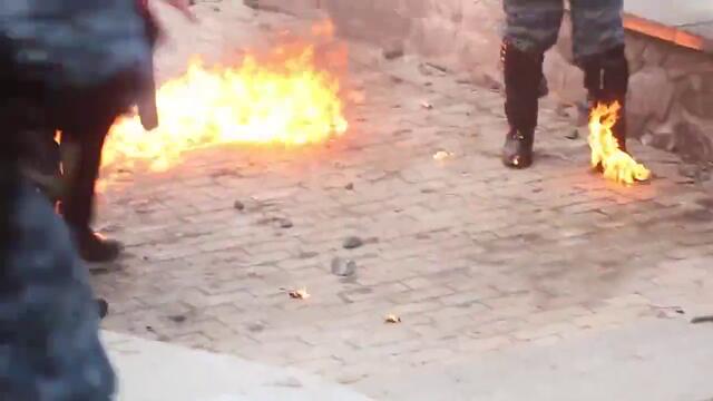 Полицаи горят живи на "мирните" протести в Украйна